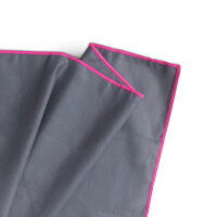 Sporttuch grau, gerollt mit grauem Gummizug, Rand pink 40x80cm