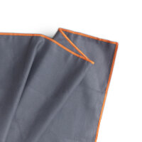 Sporttuch grau, gerollt mit grauem Gummizug, Rand orange 40x80cm
